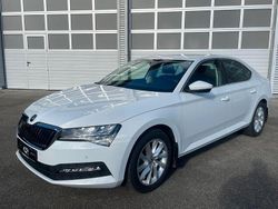 Moonweiss metallic Gebraucht 2023 Skoda Superb Ambition Limousine | 25.990 € (Superpreis)