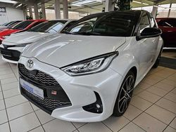 Platinumweiß perleffekt Gebraucht 2024 Toyota Yaris Hybrid Sport Kleinwagen | 29.950 € (Fairer Preis)