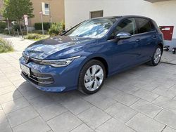 Blau Gebraucht 2024 VW Golf VIII Style Limousine | 29.900 € (Fairer Preis)