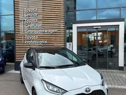 Dynamic grey silber metallic, dach schwarz Gebraucht 2022 Toyota Yaris Hybrid Sport Limousine | 20.880 € (Teuer)