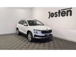Weiß (moon weiss metallic) Gebraucht 2024 Skoda Karoq Selection SUV | 29.590 € (Guter Preis)