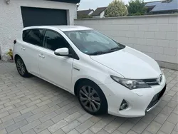 Weiß Gebraucht 2013 Toyota Auris Hybrid Edition Limousine | 9.600 € (Fairer Preis)