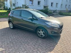 Grau Gebraucht 2016 Ford Fiesta Celebration Kleinwagen | 6.290 € (Fairer Preis)