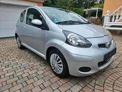 Silber Gebraucht 2009 Toyota Aygo Kleinwagen | 2.200 € (Fairer Preis)