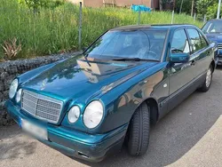 Grün Gebraucht 1997 Mercedes E220 Limousine | 4.490 €