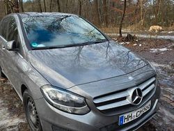 Grau Gebraucht 2016 Mercedes 180 Limousine | 14.500 € (Fairer Preis)