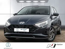 Grau Neu 2025 Hyundai i20 Trend Limousine | 24.980 € (Etwas zu teuer)