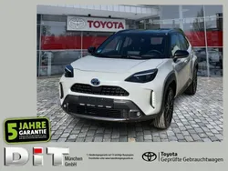 Platinum white pearl mc. (089)/ black mi (metallic) Gebraucht 2022 Toyota Yaris Hybrid SUV | 24.990 € (Etwas zu teuer)