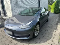 Grau Gebraucht 2021 Tesla Model 3 Limousine | 19.900 €