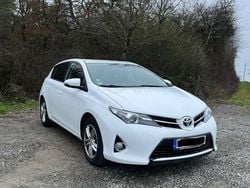 Weiß Gebraucht 2014 Toyota Auris Edition Limousine | 8.500 € (Fairer Preis)