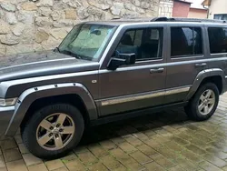 Grau Gebraucht 2009 Jeep Commander Limited SUV | 12.000 € (Etwas zu teuer)
