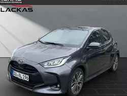 Grau Gebraucht 2024 Toyota Yaris Hybrid Style Limousine | 27.950 € (Etwas zu teuer)