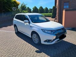 Weiß Gebraucht 2020 Mitsubishi Outlander P-HEV Basis SUV | 19.990 € (Guter Preis)