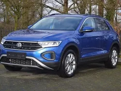 Blau Gebraucht 2024 VW T-Roc Life SUV | 30.349 € (Fairer Preis)