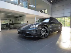 Vulkangraumetallic (metallic) Gebraucht 2025 Porsche Taycan Sport Turismo Limousine | 124.800 €