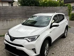 Weiß Gebraucht 2016 Toyota RAV4 Hybrid Comfort SUV | 15.900 € (Fairer Preis)
