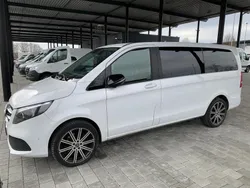 Bergkristallweiss metallic Gebraucht 2021 Mercedes V220 Van / Kleinbus | 33.850 € (Superpreis)