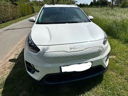 Weiß Gebraucht 2022 Kia e-Niro Spirit SUV | 24.500 € (Fairer Preis)
