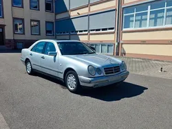 Silber Gebraucht 1998 Mercedes E200 Elegance Limousine | 4.000 € (Fairer Preis)
