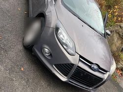 Grau Gebraucht 2011 Ford Focus Limousine | 2.950 € (Fairer Preis)