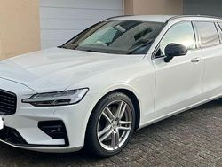 Weiß Gebraucht 2019 Volvo V60 R-Design Kombi | 30.900 € (Fairer Preis)