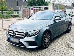 Grau Gebraucht 2016 Mercedes E220 AMG line Limousine | 31.990 €
