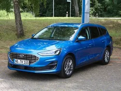 Blau Gebraucht 2023 Ford Focus Titanium Limousine | 23.650 € (Fairer Preis)