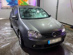 Grau Gebraucht 2007 VW Golf V Kleinwagen | 2.000 €