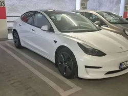 Weiß Gebraucht 2021 Tesla Model 3 Standard Range Plus Limousine | 24.000 € (Fairer Preis)