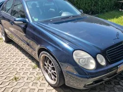 Blau Gebraucht 2002 Mercedes E240 Classic Limousine | 1.300 €