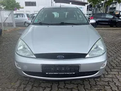 Silber Gebraucht 2000 Ford Focus Ambiente Limousine | 699 € (Guter Preis)