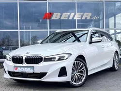 Weiß (mineralweiss metallic) Gebraucht 2023 BMW 320 Shadowline Kombi | 38.391 € (Etwas zu teuer)