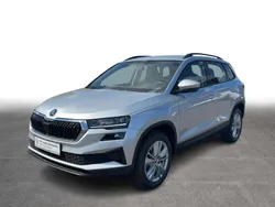 Brillantsilber metallic Gebraucht 2024 Skoda Karoq Selection SUV | 31.740 € (Fairer Preis)