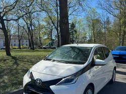 Weiß Gebraucht 2016 Toyota Aygo X-play Kleinwagen | 8.000 € (Etwas zu teuer)