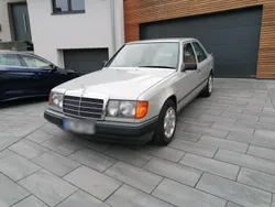 Silber Gebraucht 1989 Mercedes E200 Limousine | 5.500 €