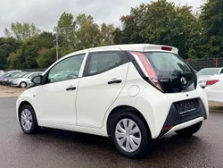 Weiß Gebraucht 2018 Toyota Aygo Kleinwagen | 8.990 € (Fairer Preis)