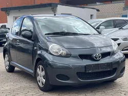 Grau Gebraucht 2010 Toyota Aygo City Kleinwagen | 4.500 € (Fairer Preis)