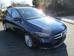 Blau Gebraucht 2020 Mercedes B200 Van / Kleinbus | 17.999 € (Guter Preis)