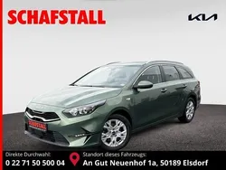 Gruen ((exg) experience green met.) Gebraucht 2024 Kia Ceed Sportswagon Comfort Kombi | 22.479 € (Guter Preis)