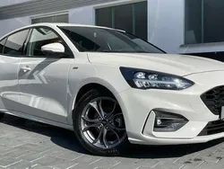 Weiß Gebraucht 2021 Ford Focus ST-Line Limousine | 19.950 € (Etwas zu teuer)