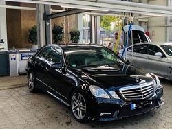 Schwarz Gebraucht 2011 Mercedes E220 AMG line Limousine | 11.999 € (Etwas zu teuer)