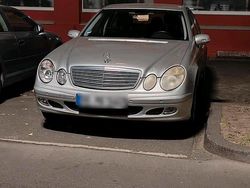 Silber Gebraucht 2003 Mercedes E220 Limousine | 2.990 € (Teuer)