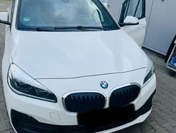 Weiß Gebraucht 2021 BMW 220 Gran Tourer Advantage Van / Kleinbus | 25.600 € (Fairer Preis)