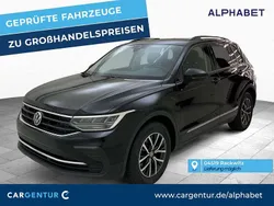 Deep black perleffekt (metallic) Gebraucht 2023 VW Tiguan Life SUV | 21.807 €