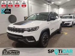 Alpine weiß/dach schwarz Gebraucht 2023 Jeep Compass Trailhawk SUV | 26.980 € (Superpreis)
