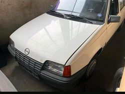 Weiß Gebraucht 1987 Opel Kadett Limousine | 2.000 €