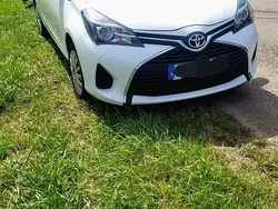 Weiß Gebraucht 2016 Toyota Yaris Edition Kleinwagen | 9.499 € (Guter Preis)