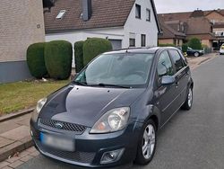 Grau Gebraucht 2008 Ford Fiesta Kleinwagen | 2.550 €