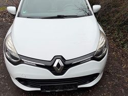 Weiß Gebraucht 2015 Renault Clio IV Expression Kleinwagen | 5.900 € (Fairer Preis)