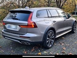 Grau Gebraucht 2019 Volvo V60 CC Kombi | 25.900 € (Fairer Preis)